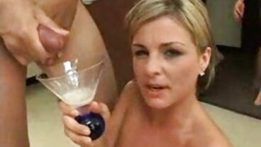 Blond svensk xxx kurvig fru fuskar med en stor svart stav