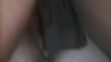 Omättlig kurvig PAWG MILF blåser tatuerad man lustgården porrfilm