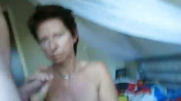 Söt asiatisk hottie tar av sin klänning och visar svensk porn hd upp sin rakade fitta