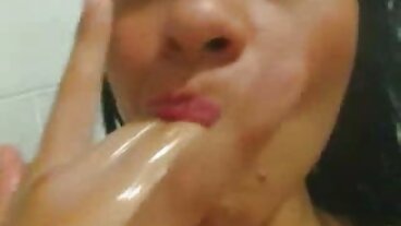 Naturligtvis får damen med ögonbindel en kuk i fru xxx munnen