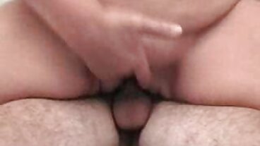 Petite Presley suger och svalar som ett proffs xxx unga
